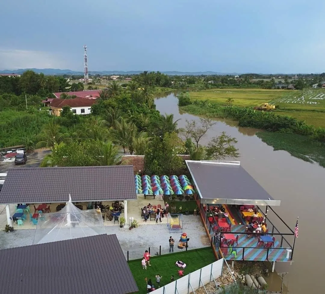 Pemandangan udara kafe di tepi Sungai Derga