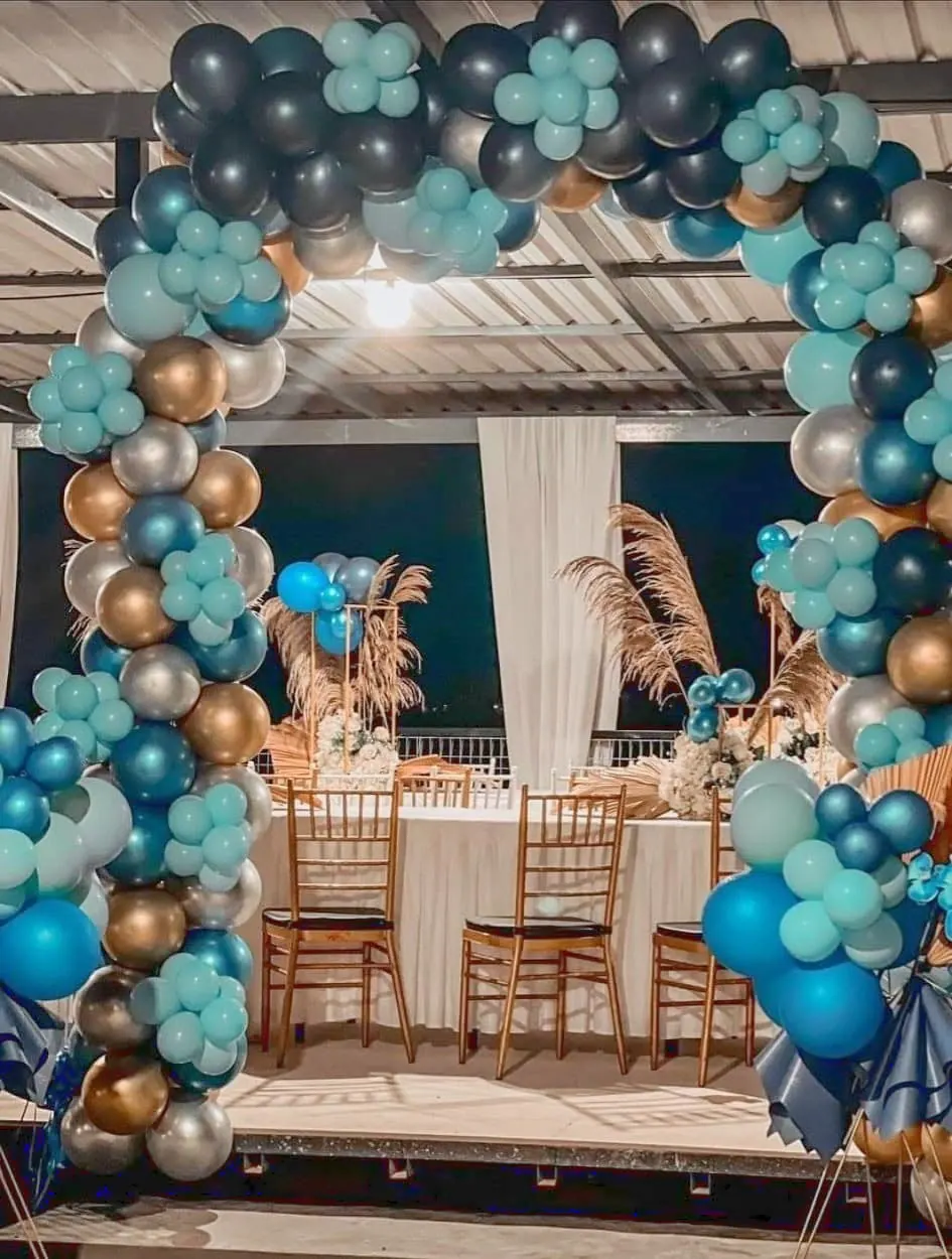 Dekorasi balloon arch waktu malam