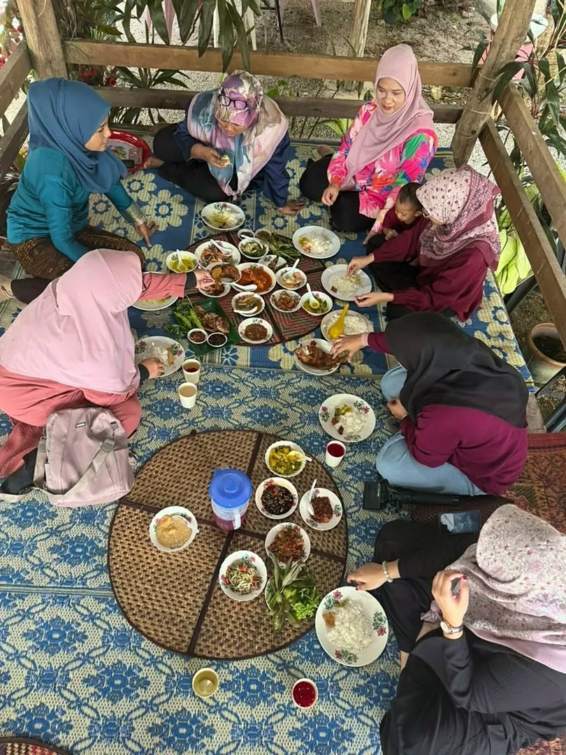 Keluarga dan kawan-kawan menikmati juadah bersama