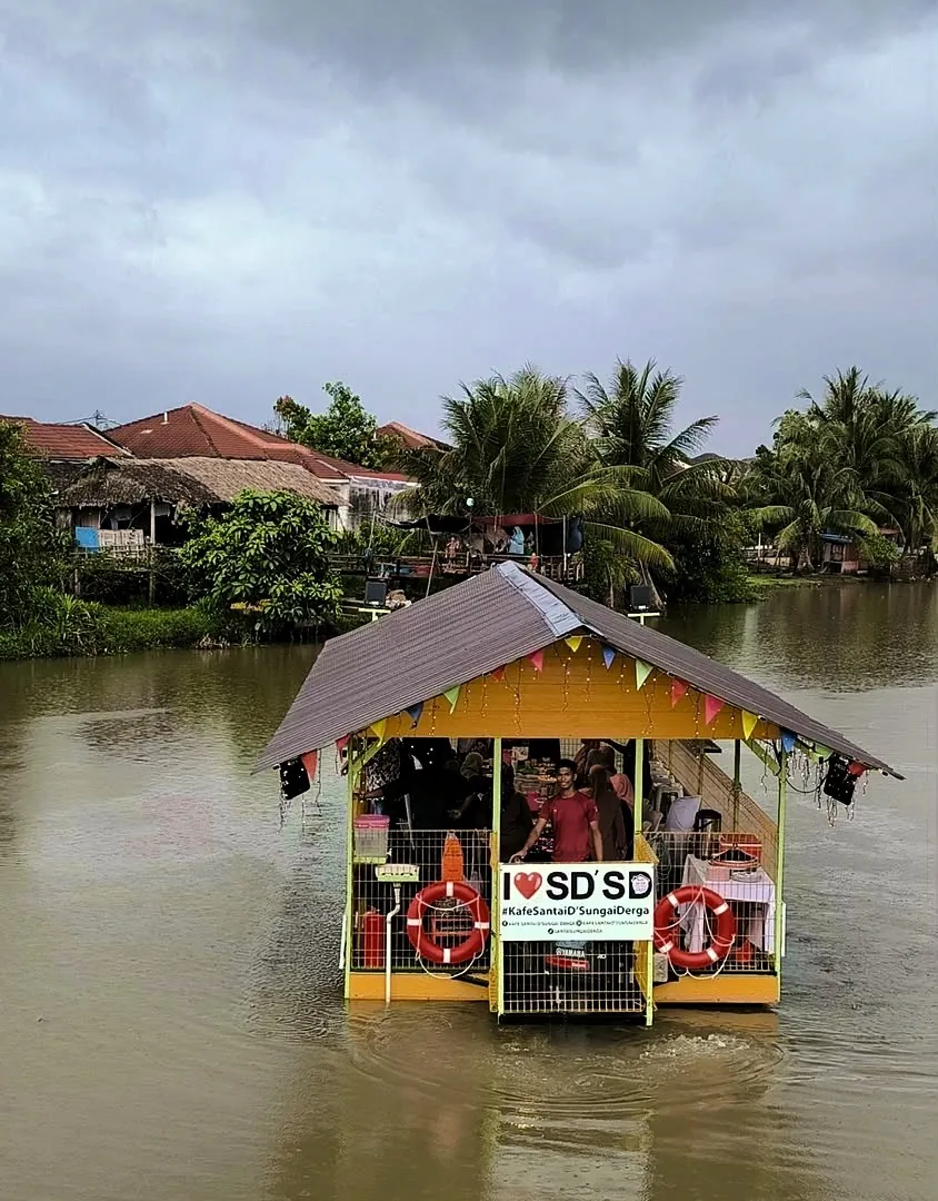 SD Cruise dengan bunting di Sungai Derga waktu senja