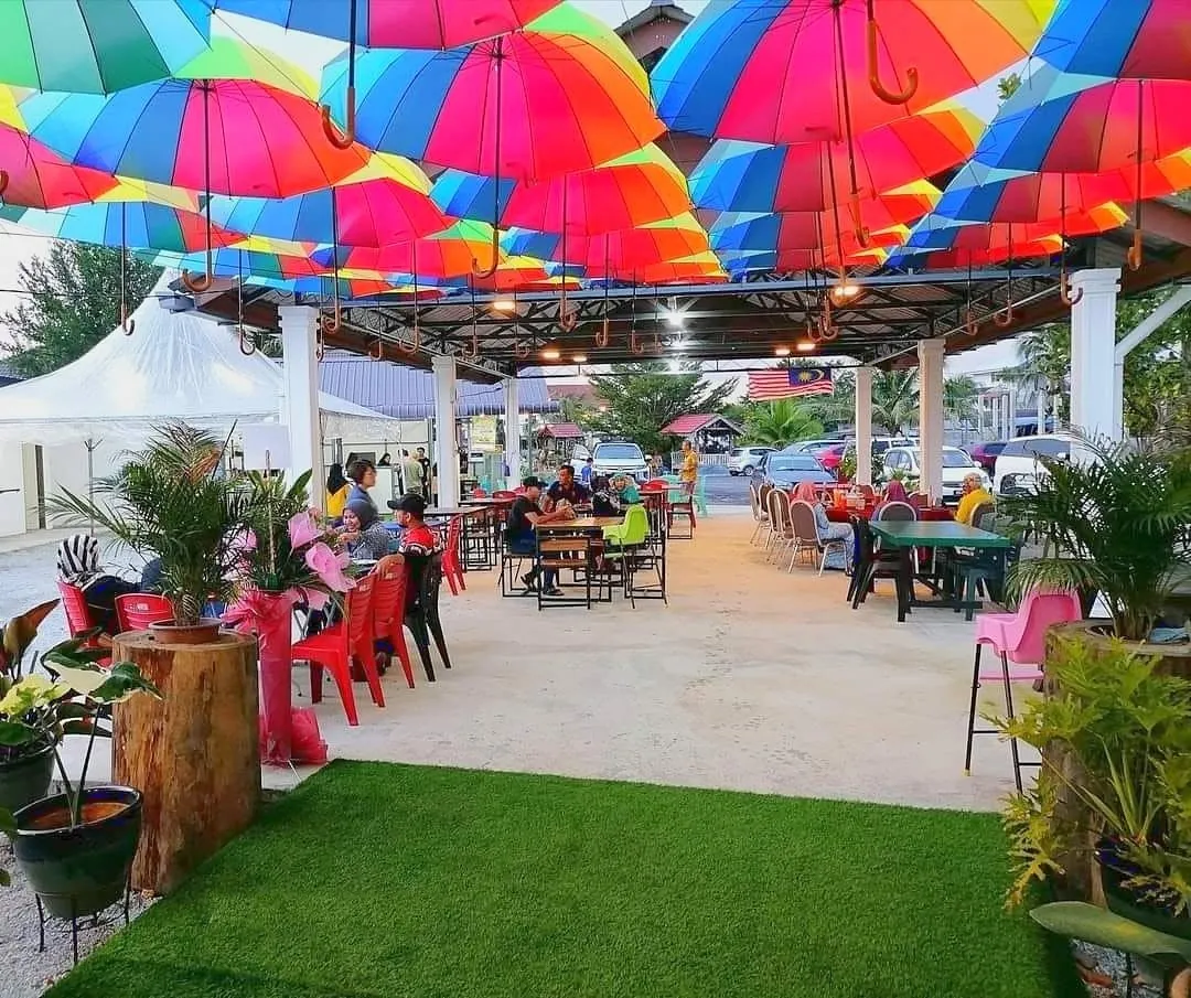 Makan dan santai di Kafe Santai D'Sungai Derga