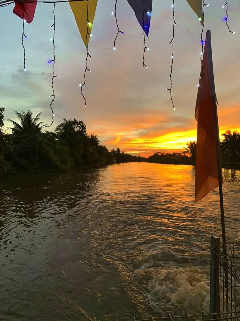 Pemandangan senja tepi Sungai Derga