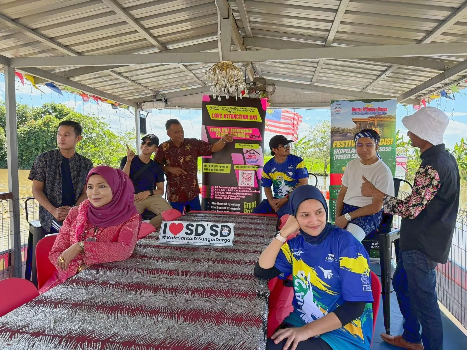 Makan sambil menyusuri Sungai Derga